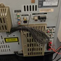 یک عدد دی وی دی کاملا سالم به همراه یک عدد میز