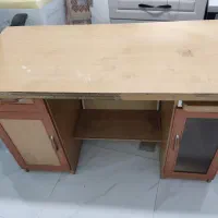 میز تحریر و کامپیوتر