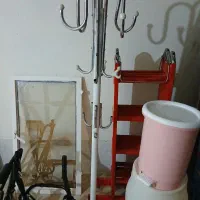 یک عدد چوب لباسی پایه سنگی