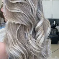 ارائه تمامی خدمات آرایشی باکادری مجرب و حـرفـه ای