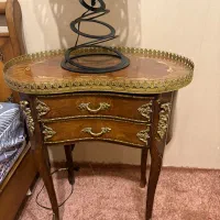 میز چوبی برنز دار