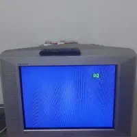 تلویزیون سامسونگ قدیمی و زیر تلویزیون شیشه ای