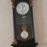 ساعت دیواری و سطل زباله