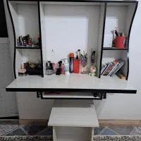 میز تحریر و کامپیوتر