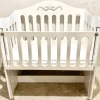 تخت کنار مادر