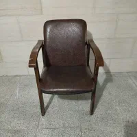 صندلی چوبی رنگ قهوه‌ای