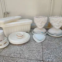 گل و گلدان سرامیکی و پلاستیکی و۲تا پایه