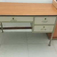 یک عدد میز فلزی در حد نو