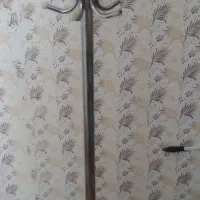 جا لباسی ایستاده