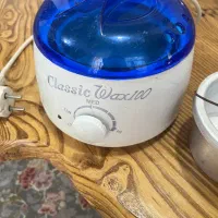 یه دستگاه وکس و یک چراغ مطالعه