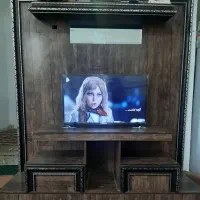 یک دستگاه تلویزیون ال ای دی دیجیتال سرخود ۳۲ اینچ