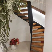 کف‌پله چوبی و نرده پیچ چوبی تخصصی پله دوبلکس چوبی