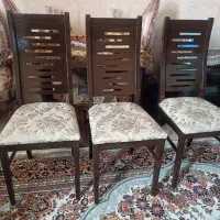 سه عدد صندلی چوبی