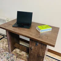 میز تحریر و کامپیوتر