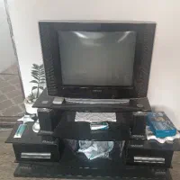 تلوزیون و میز