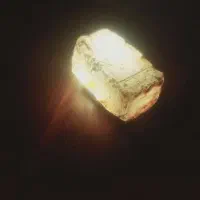 سنگ قیمتی نور ازش عبور میکنه
