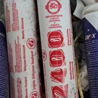چسب آکواریوم کمی مصرف شده