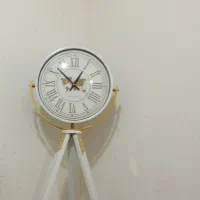 ساعت پایه دارکنارسالنی