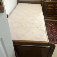 تخت یکنفر چوبی محکم با تشک سالم ه