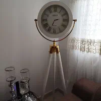 ساعت ایستاده کنار سالنی