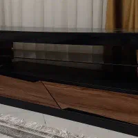 یک عدد میز تلویزیون هایگلاس کاملا سالم