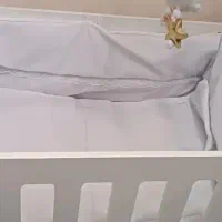 تخت کنار مادر گهواره ایی
