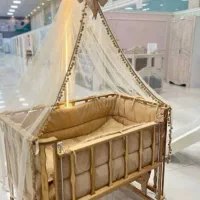 تخت کنار مادر