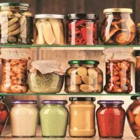 تعدادی شیشه مربا و جار شیشه ای عسل ،سایز های مختلف