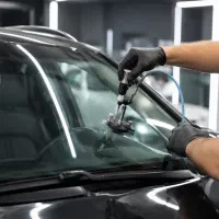ترمیم ترک و سنگ خوردگی شیشه خودرو به صورت سیار