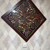 قاب پته و دو عدد پسته عسلی