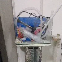 آکواریوم با پایه به همراه چندعدد تنگ بزرگ