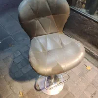 یک عدد صندلی چرم جک دار