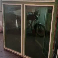 پنجره آهنی سالم وتمیز