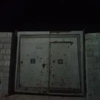 در حیاط ماشین رو