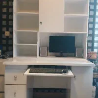 میز کامپیوتر و کتابخانه