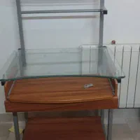 میز تحریر و کامپیوتر