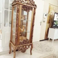 ویترین سلطنتی بوفه طلایی پایه دار