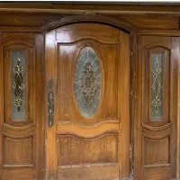 درب چوبی کلاسیک معماری نئوکلاسیک نور پردازی گرم