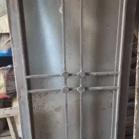 پنجره کوچک ودرب گنجه