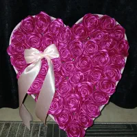 باکس گل قلبی رز ساتنی