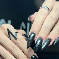 ناخنکار حرفه ای با مشتری