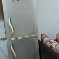 یخچال نیاز به تعمیر درب و نوار دور درب .