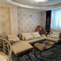 ست مبل ال‌شکل حصیری و میز جلو مبلی و ۲ کوزه دکوری