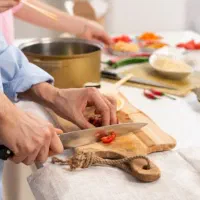 یک نفر خانم مجرد جهت انجام آشپزی و امور منزل