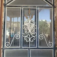 پنجره فلزی سالم آماده نصب به همراه شیشه