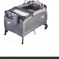 تخت پارک کنار مادر