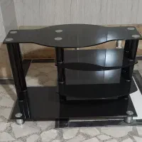 میز شیشه ای زیر تلویزیون