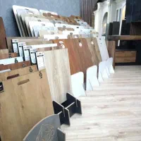 خانه پارکت و کاغذ دیواری