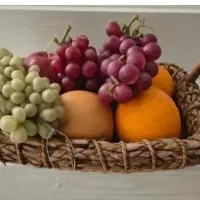 سبد حصیری با میوه های تزیینی