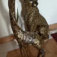 زرافه کنار سالنی  طلایی
